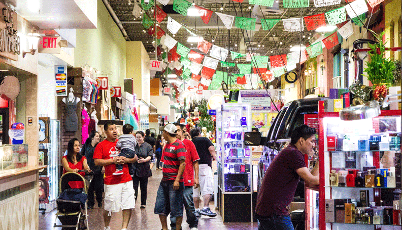 Inside Plaza Fiesta, um shopping para os hispânicos em metro Atlanta.