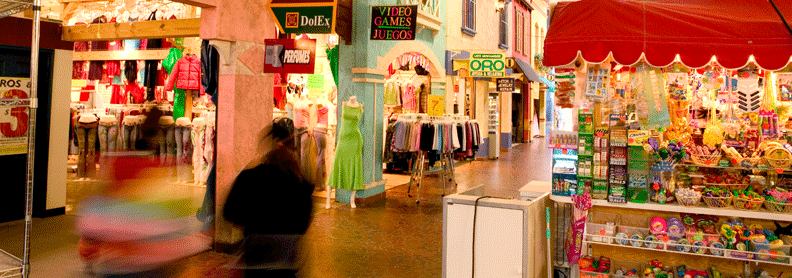 Dentro de Plaza Fiesta, un centro comercial orientado a los hispanos en el metro Atlanta.