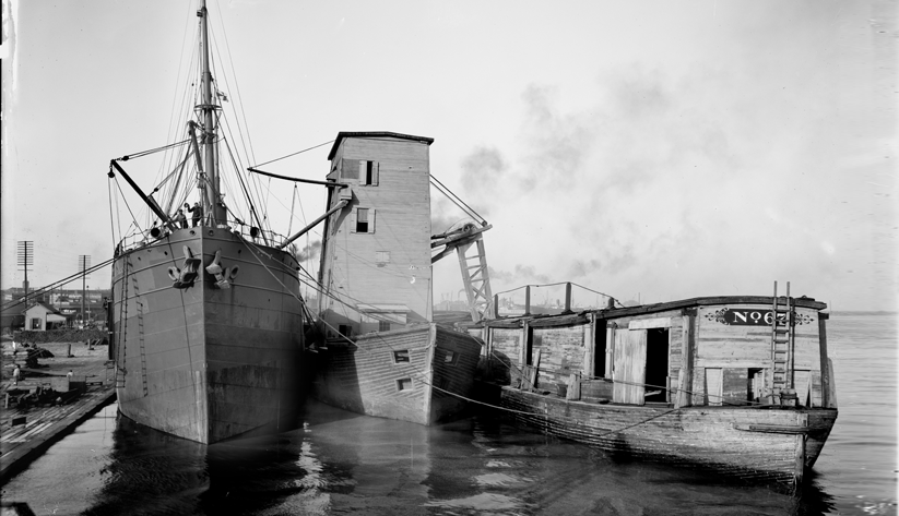 A steamship loading grain from a floating elevator in New Orleans, ca. 1900–06. Photo courtesy of the Library of Congress photographic archives
